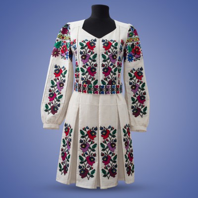 Embroidered dress "Malves"